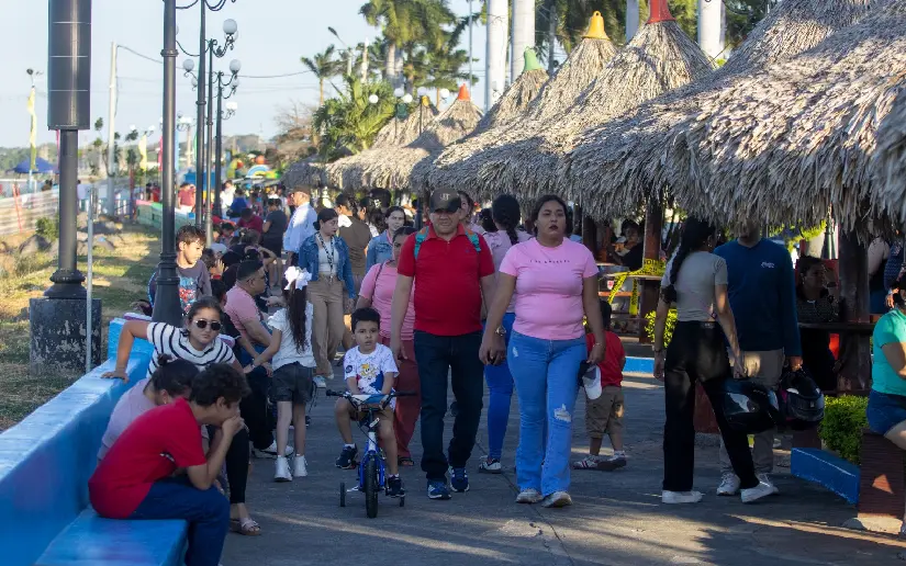 Familias visitan el puerto Salvador Allende y sus atractivos
