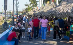 Familias visitan el puerto Salvador Allende y sus atractivos
