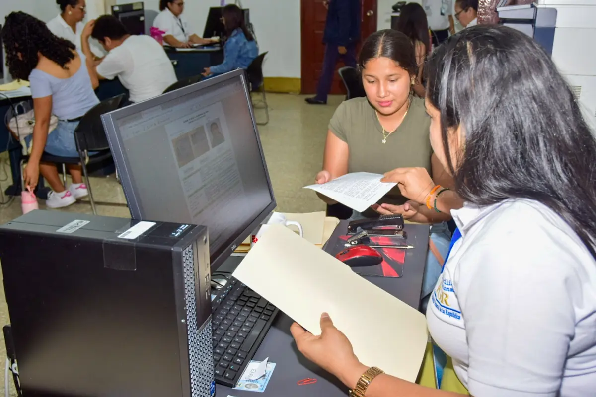 Becas para el Pueblo benefician a estudiantes universitarios en León