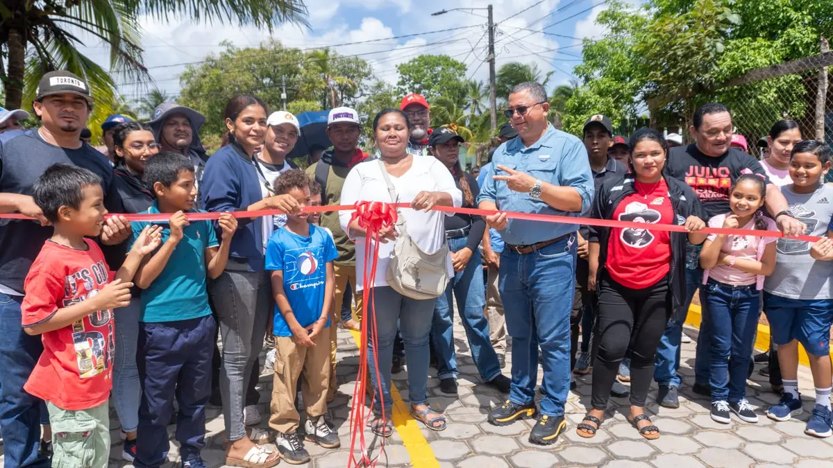 Familias de Bilwi estrenan nuevas calles adoquinadas en barrio Aeropuerto