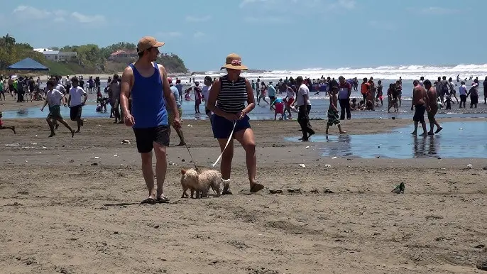 Familias disfrutan de las refrescantes aguas de Pochomil y Masachapa
