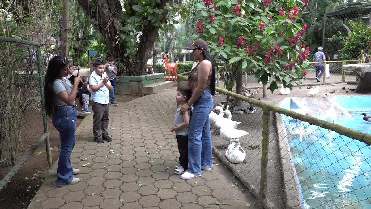 Espacio de aprendizaje y diversión para familias que visitan el Zoológico Nacional