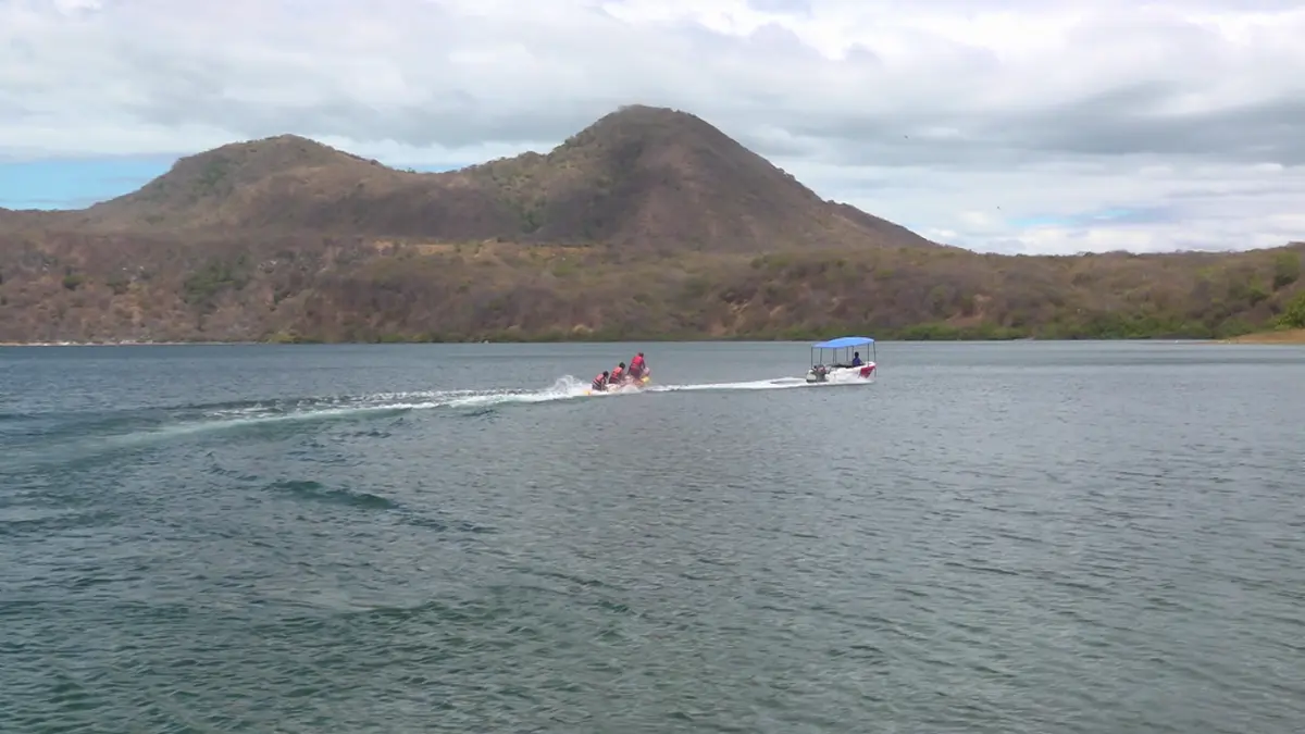 Familias disfrutan la Laguna de Xiloá este fin de semana