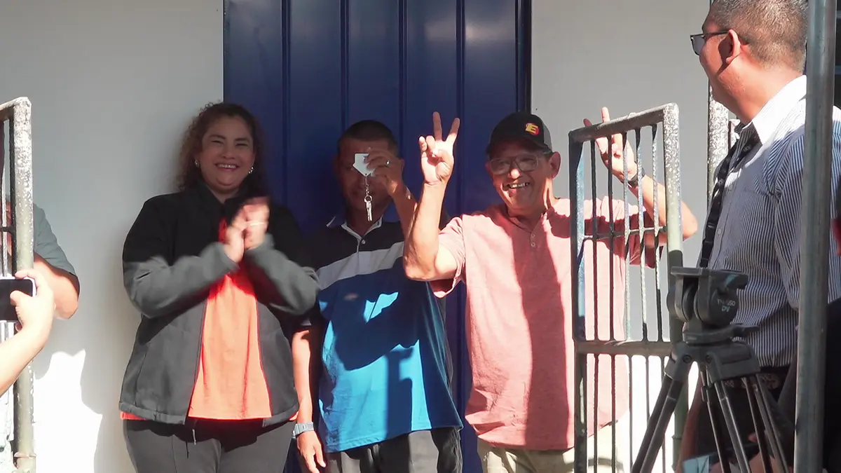 Familias de Acahualinca que perdieron sus viviendas ya pueden volver a dormir bajo un techo digno