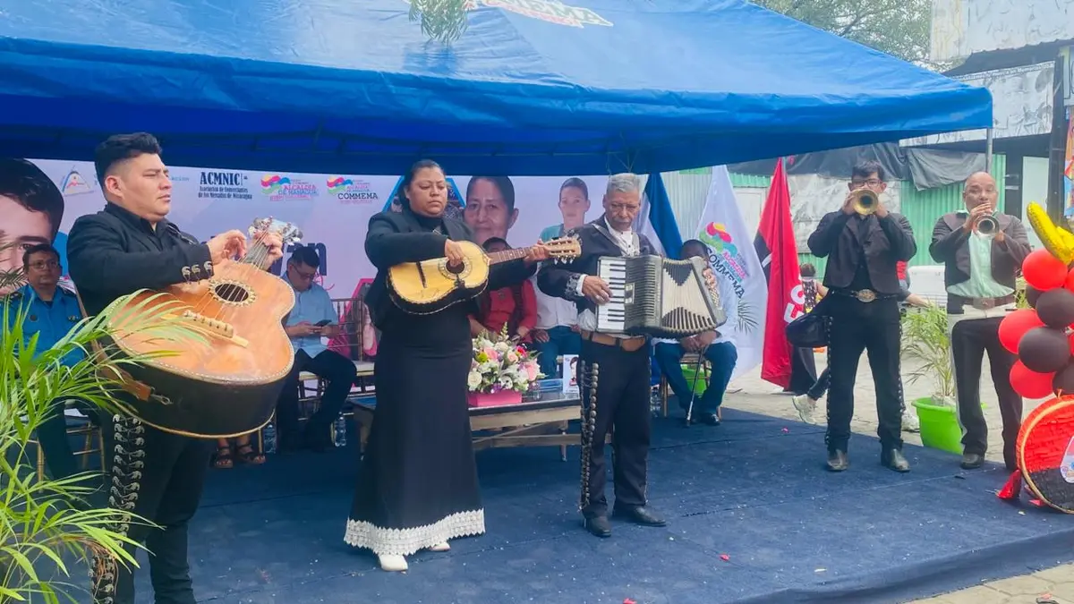 Comerciantes y compradores del mercado Iván Montenegro celebran 45 años de fundación