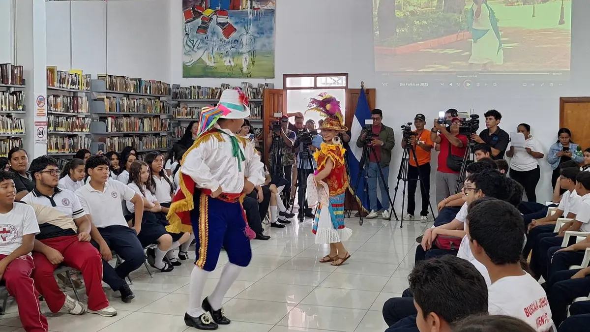 Managua: pasarela de trajes típicos en conmemoración del día internacional de la danza