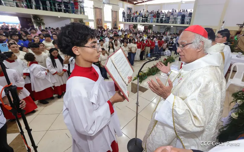 Católicos participan en la misa de Domingo de Resurrección en la Catedral de Managua