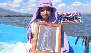 Realizan tradicional viacrucis acuático en las aguas del Cocibolca en Granada