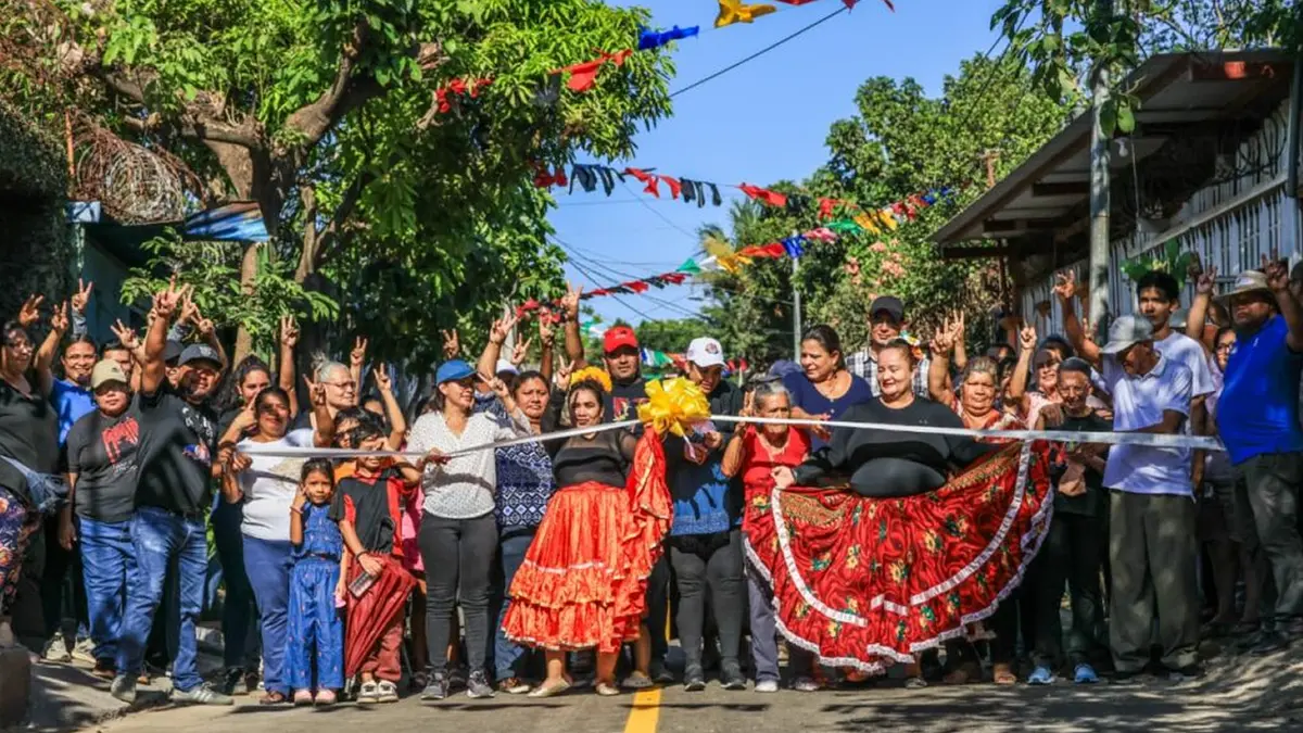 Familias de un popular Barrio de Managua reciben sus calles asfaltadas