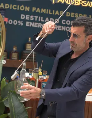 Luis Figo brinda con ron nicaragüense en el Mutua Madrid Open y eleva el sabor del torneo