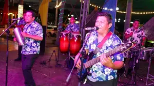 Familias despiden las vacaciones de Semana Santa con un concierto bailable en el puerto Salvador Allende