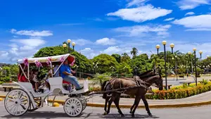 Familias nicaragüenses y visitantes de otras nacionales disfrutan en el centro turístico de Granada