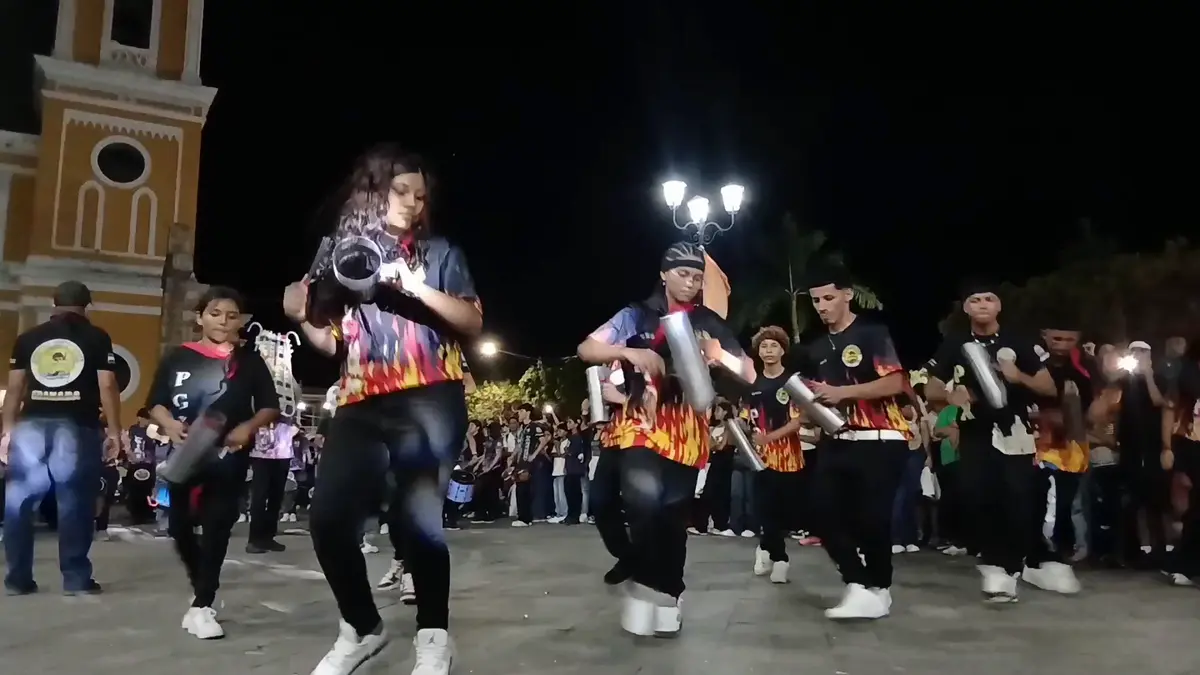 Alegre y colorido carnaval recorren las principales calles de Granada