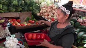 Comerciantes ofrecen productos de temporada a precios estables