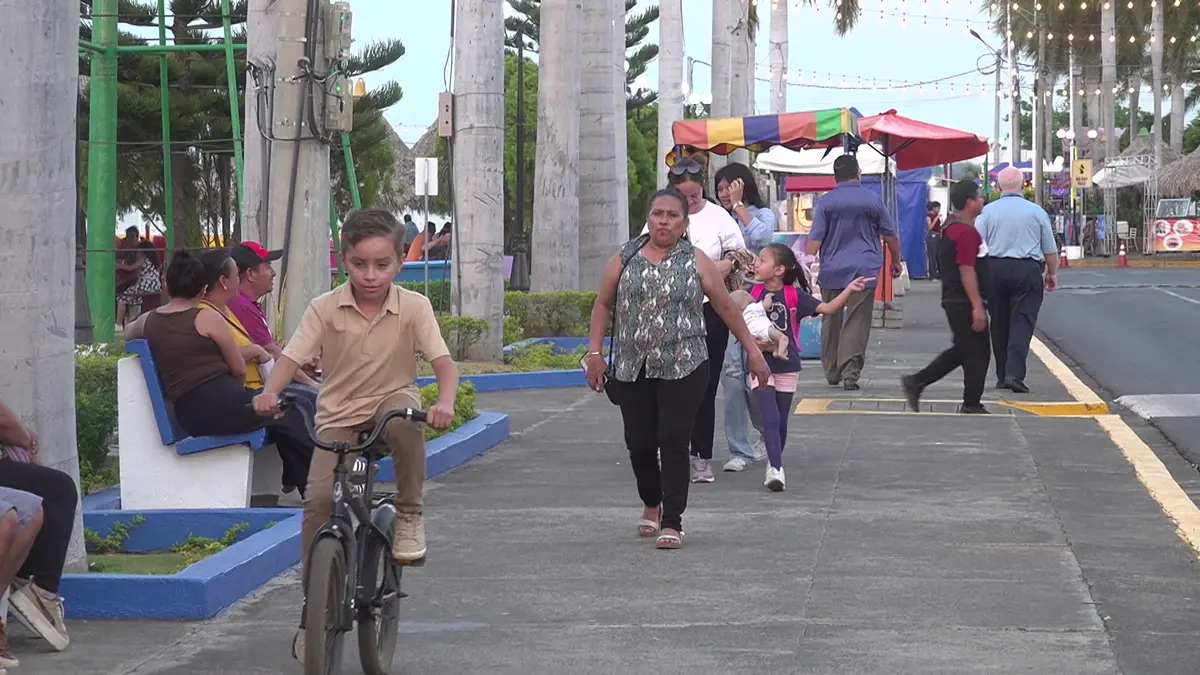 Familias disfrutan de la Paz y se divierten en el puerto Salvador Allende