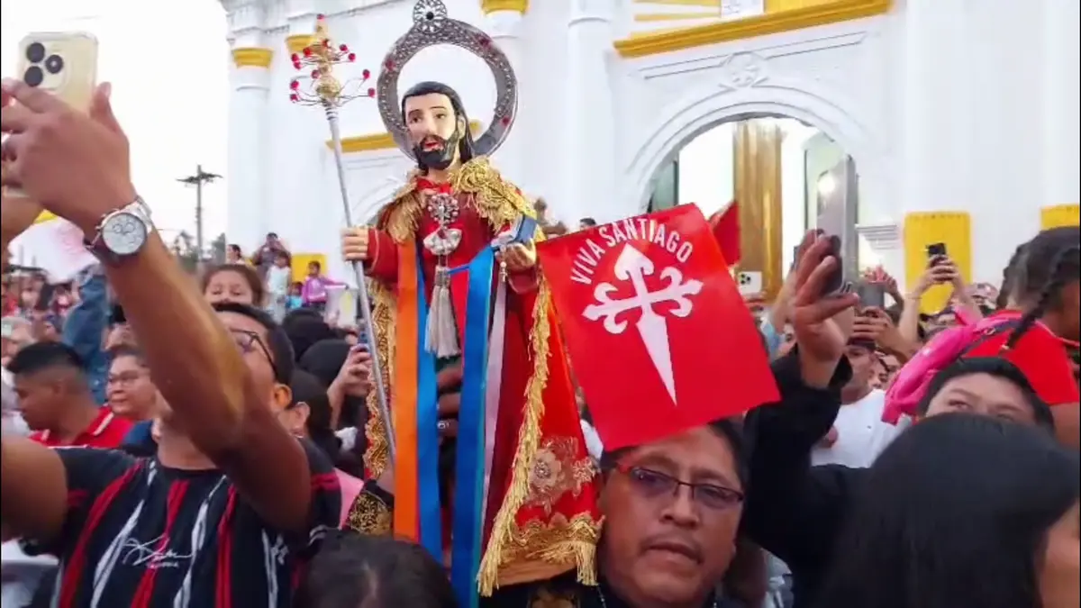 Miles de católicos participan en el tradicional "Tope de Santos" en San Marcos