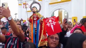 Miles de católicos participan en el tradicional "Tope de Santos" en San Marcos