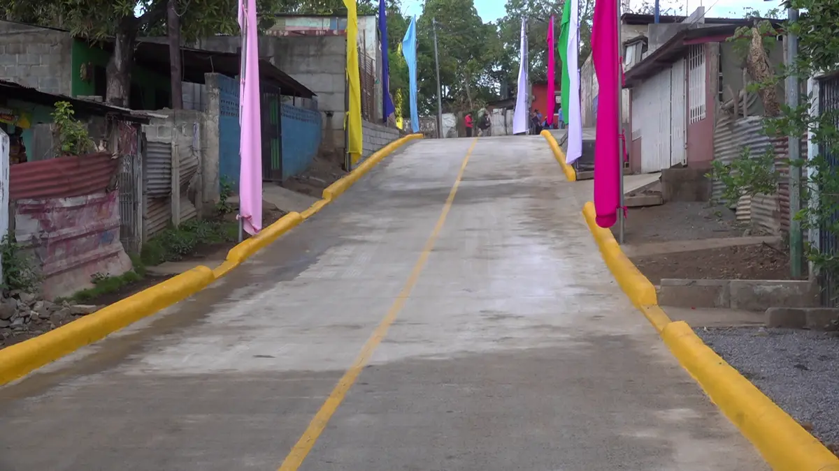 Entregan más calles para el pueblo en el barrio La Esperanza