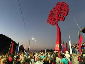 Jinotega ilumina el cielo con el tercer Árbol de la Vida en honor a Tomás Borge