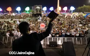Nicaragua ora por la paz en multitudinaria vigilia desde la Plaza de la Fe