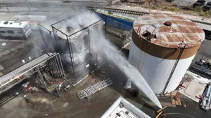 Evacúan a 50 mil personas en California por amenaza de explosión