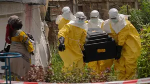 Ébola pone en alerta a diez países tras brote en África Central 