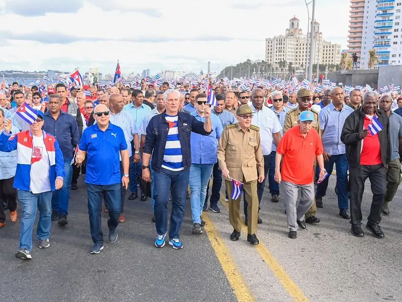 Miles de cubanos respaldan a Raúl Castro ante acusaciones de EE. UU.