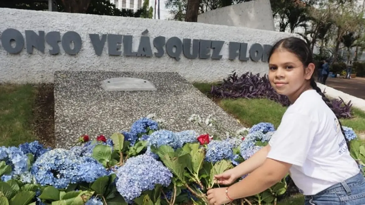Juventud Sandinista deposita una flor a Luis Alfonso Velásquez Flores