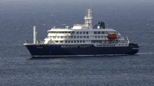 España inicia evacuación sanitaria de pasajeros tras brote detectado en crucero