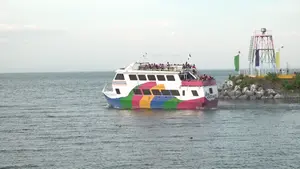 Familias reciben mayo divirtiéndose en el puerto Salvador Allende