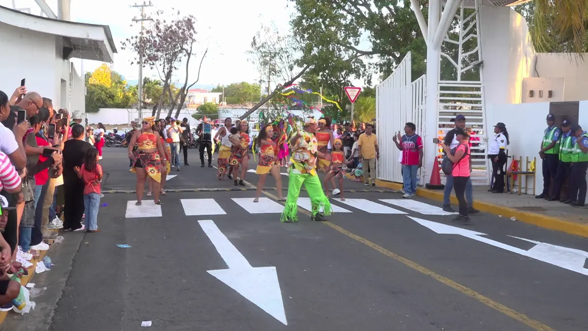 Familias disfrutan del colorido Carnaval Mayo Ya 2026 en el puerto Salvador Allende