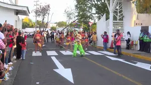 Familias disfrutan del colorido Carnaval Mayo Ya 2026 en el puerto Salvador Allende