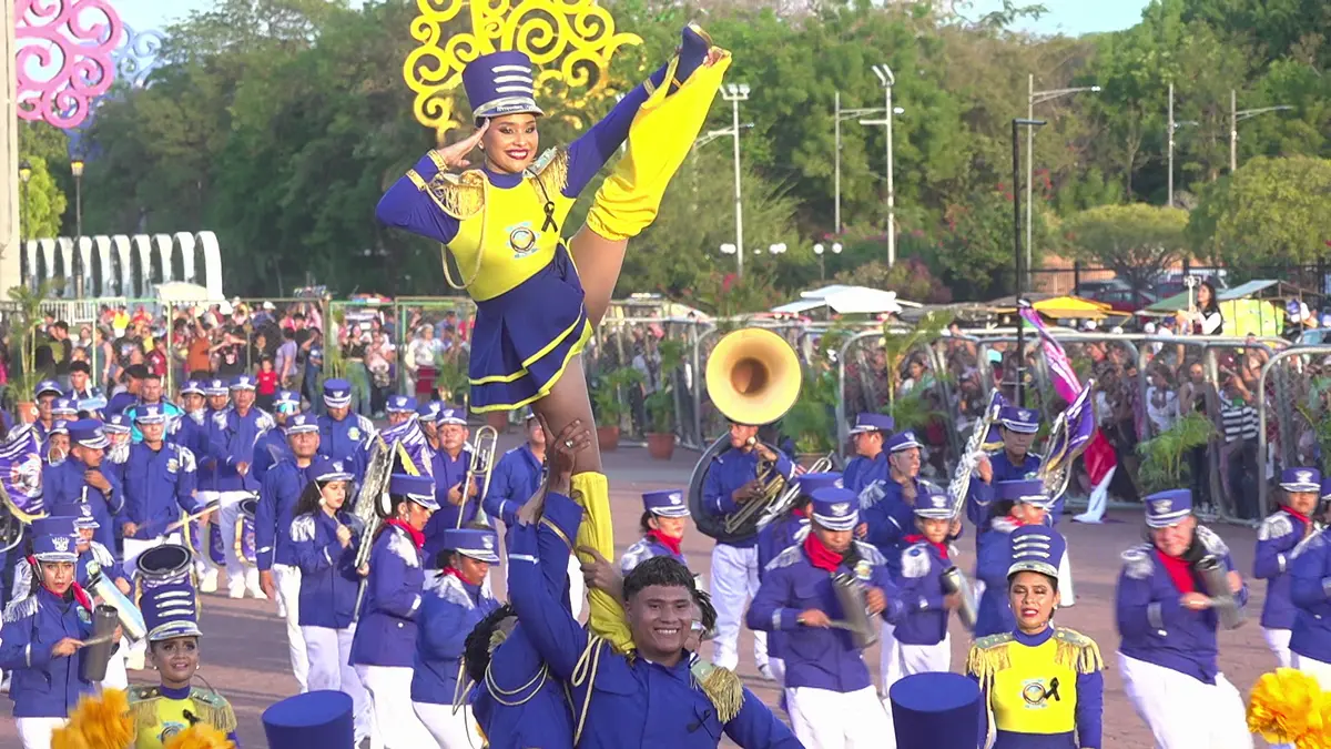 Bandas rítmicas y comparsas independientes demuestran sus habilidades