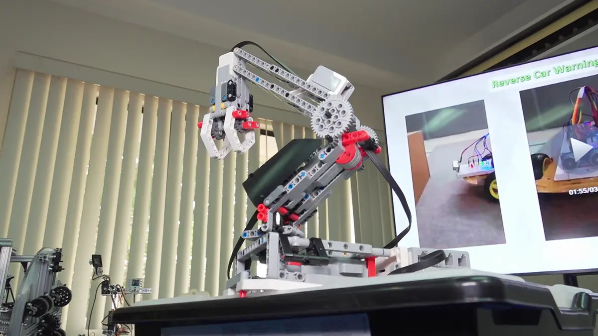 Realizan exposición de prototipos robóticos con estudiantes de universidades