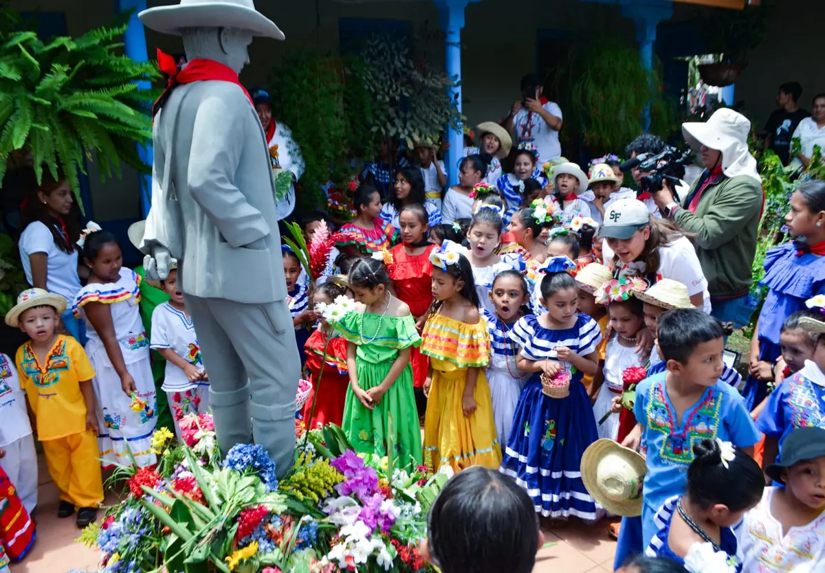 Pequeños corazones honran a Sandino con alegría y patriotismo