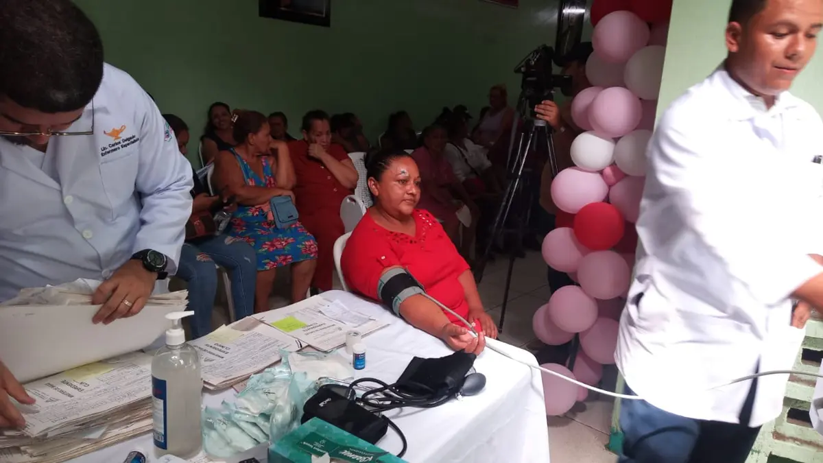 Hospital Oftalmológico celebra a madres con feria de salud visual