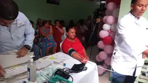 Hospital Oftalmológico celebra a madres con feria de salud visual
