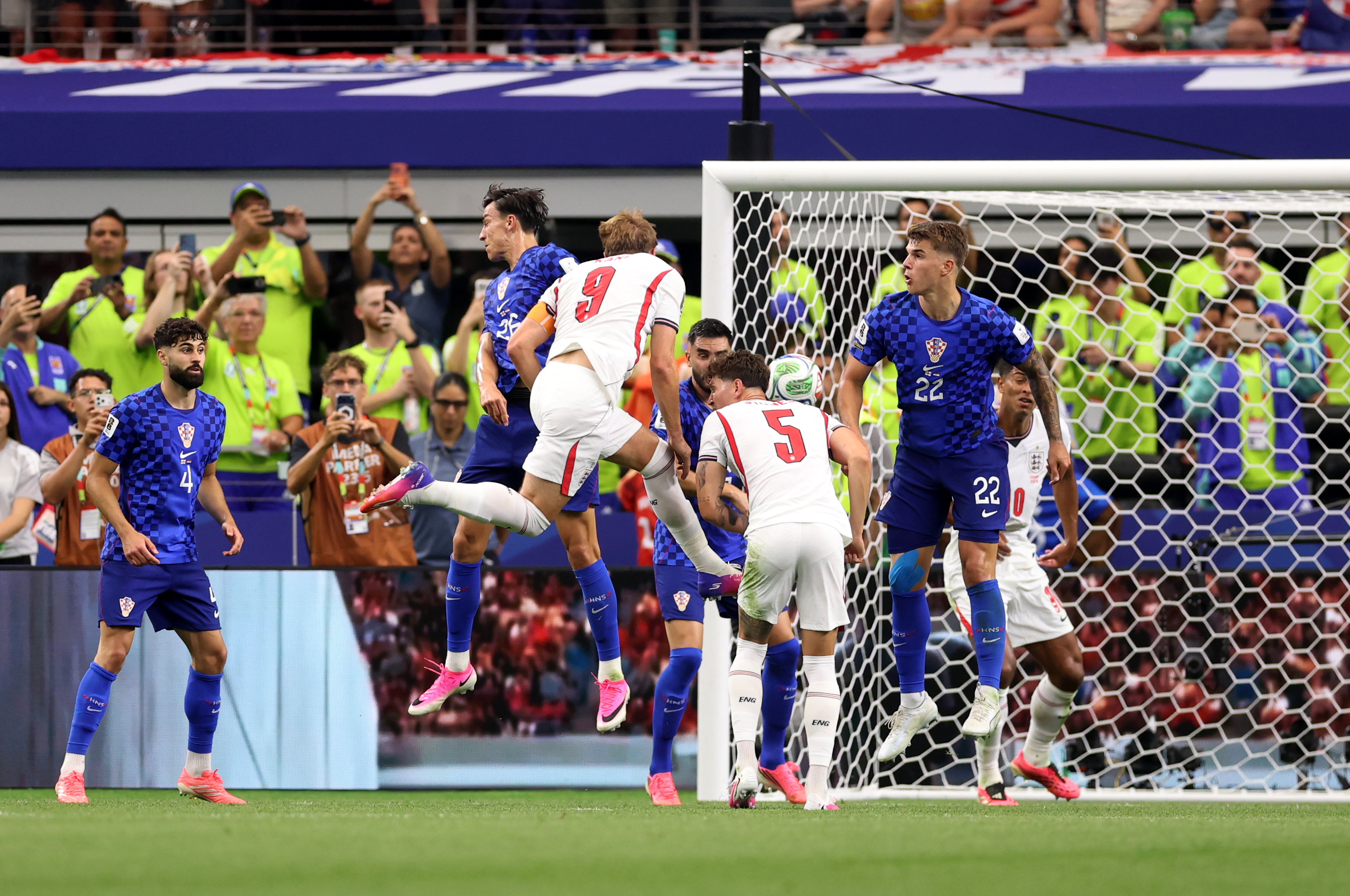 Inglaterra derrota a Croacia en un vibrante estreno mundialista
