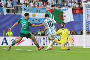 Messi firma un triplete histórico en la contundente victoria de Argentina sobre Argelia