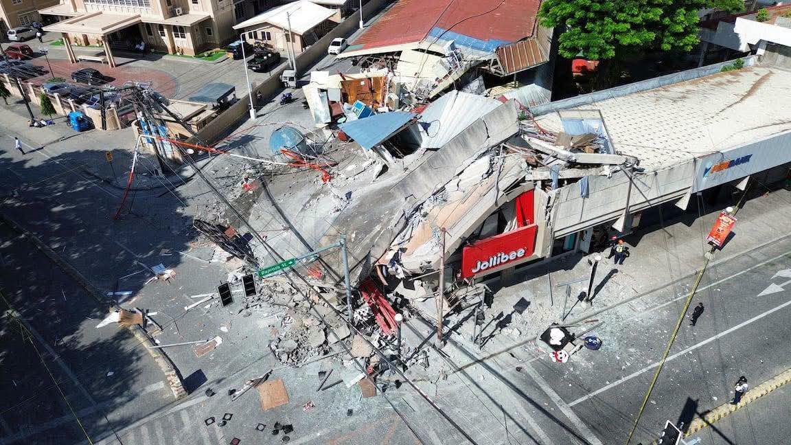 Aumentan a 45 los fallecidos por terremoto de magnitud 7.8 en Filipinas
