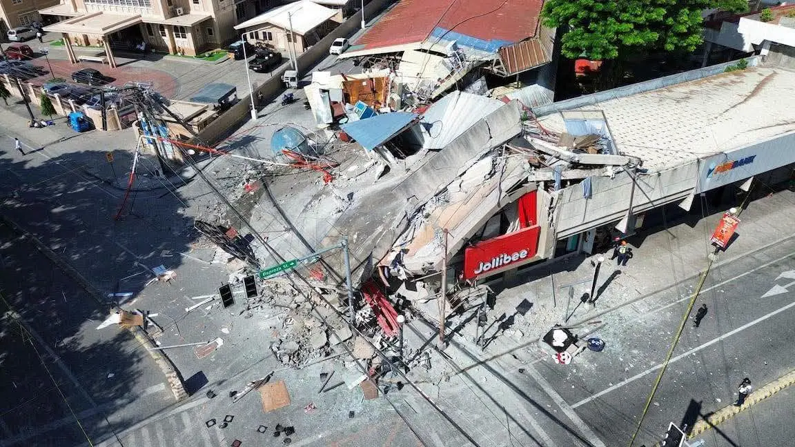 Aumentan a 45 los fallecidos por terremoto de magnitud 7.8 en Filipinas