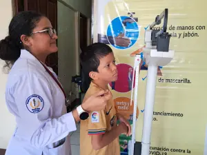 Barrio Quintanina: pacientes crónicos reciben atención médica en feria de salud