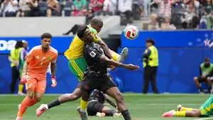Canadá golpea al final y deja fuera a Sudáfrica en el Mundial