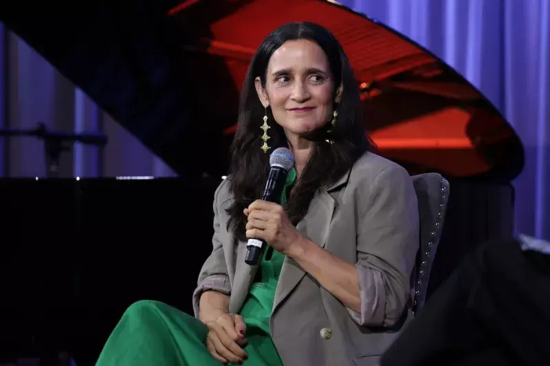 Julieta Venegas enfrenta críticas tras el lanzamiento de “La niña futbolista”