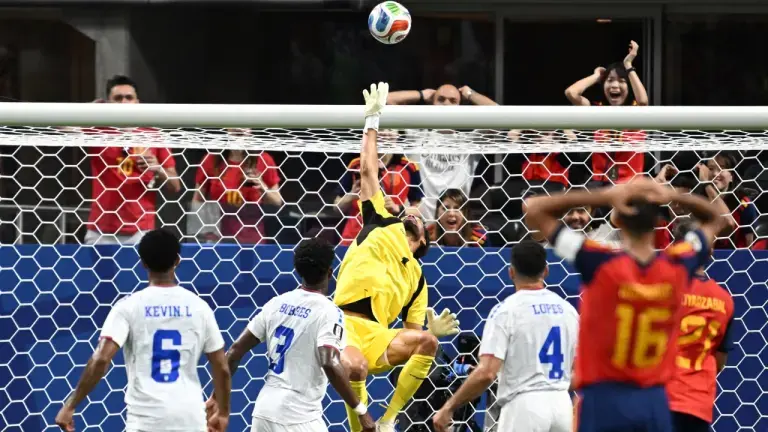 España tropieza ante Cabo Verde y un arquero se roba el show