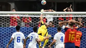 España tropieza ante Cabo Verde y un arquero se roba el show