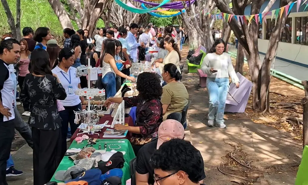 Realizan feria de emprendimientos en la universidad Casimiro Sotelo