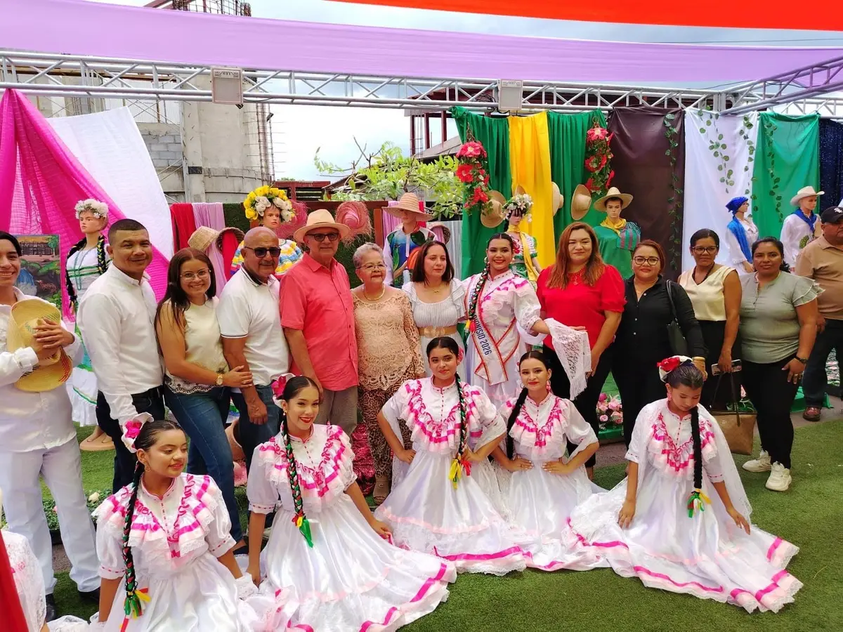 Lanzan III edición de los festivales de trajes originarios de nuestro folklore