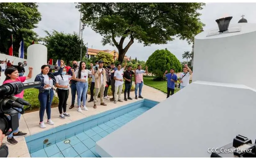 Juventud nicaragüense deposita una flor al Cmdte. Carlos
