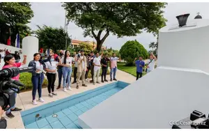 Juventud nicaragüense deposita una flor al Cmdte. Carlos